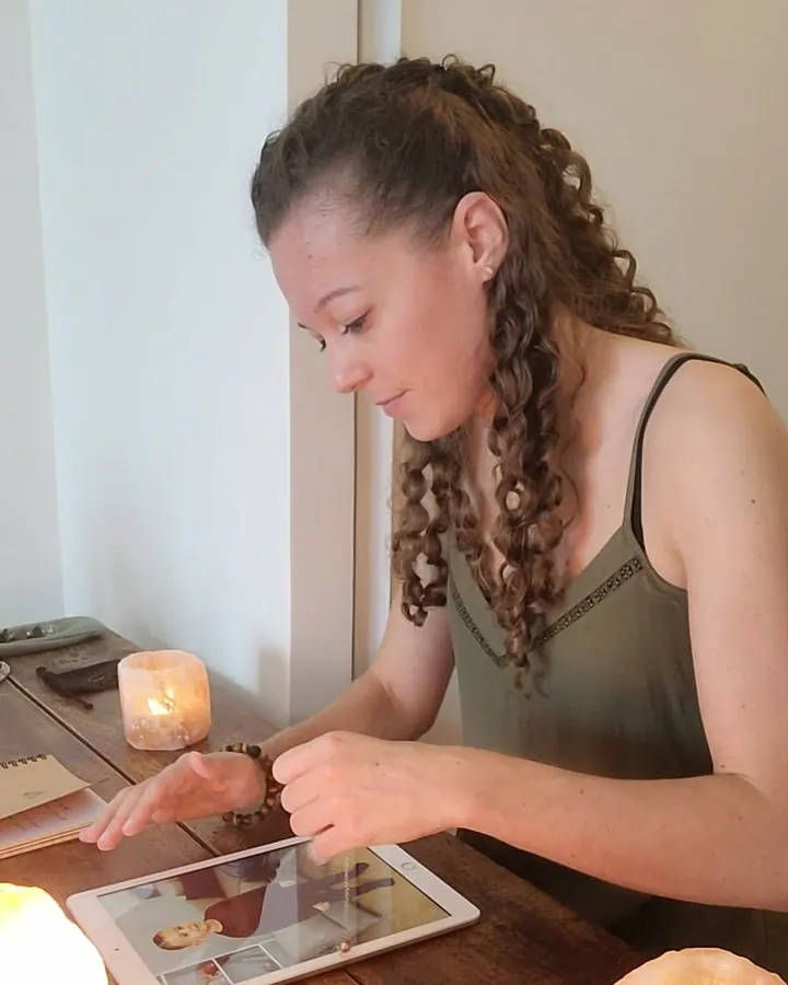 Léa Masson en séance de magnétisme à distance, devant sa tablette